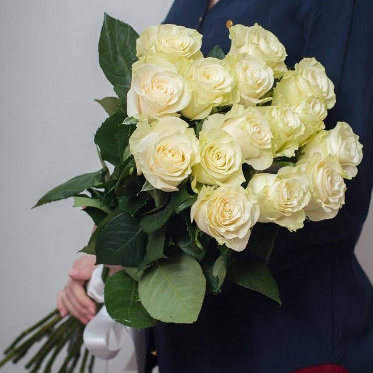 15 білих троянд